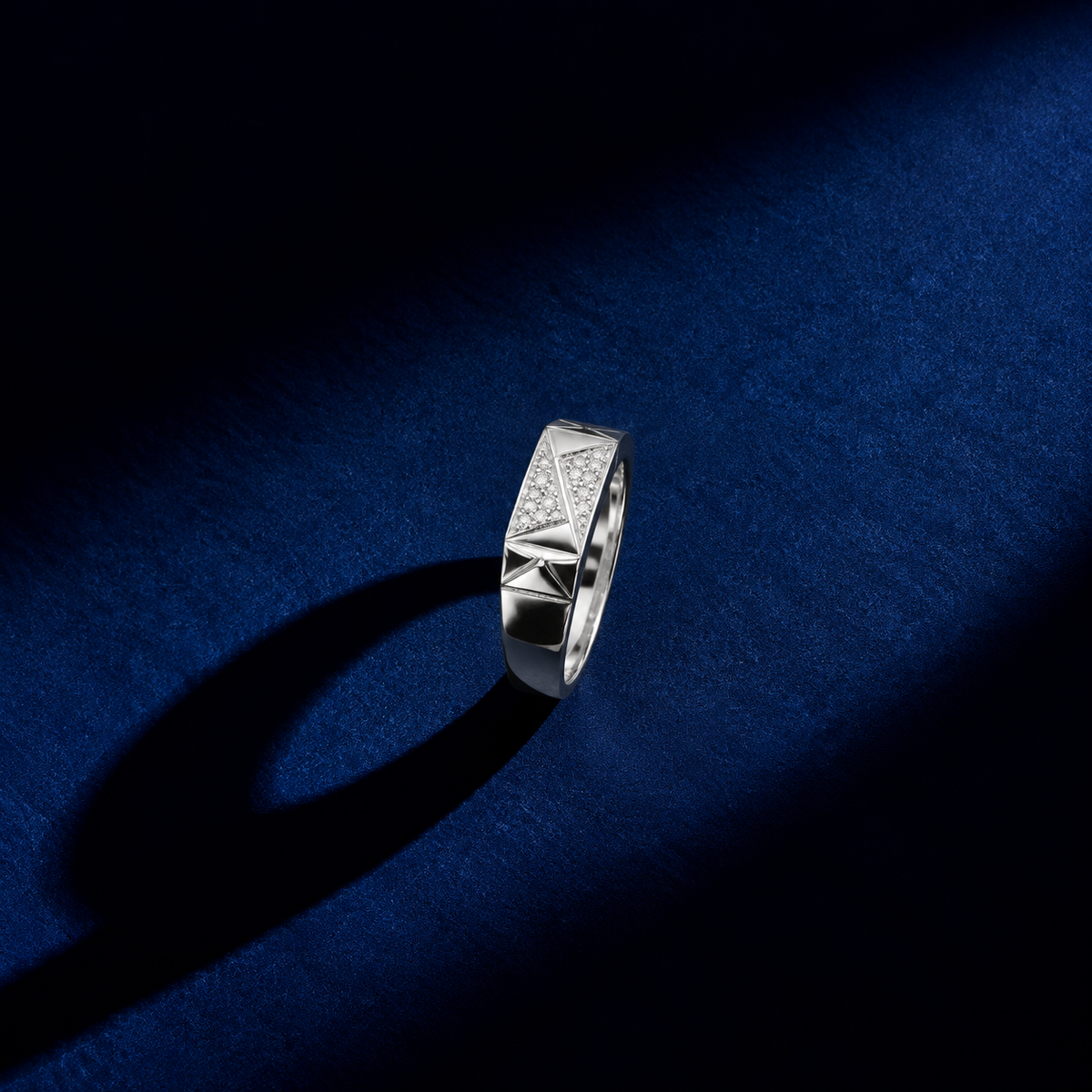 Elegant Centre Silver Ring